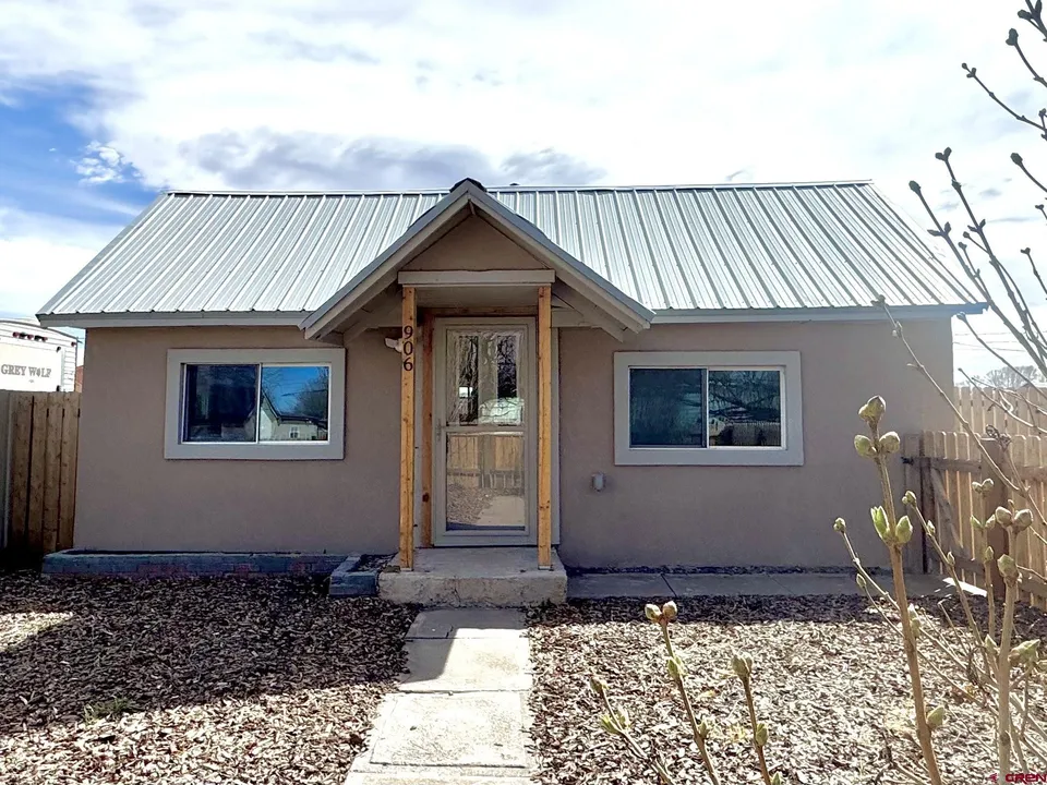 906 Morton St front of house